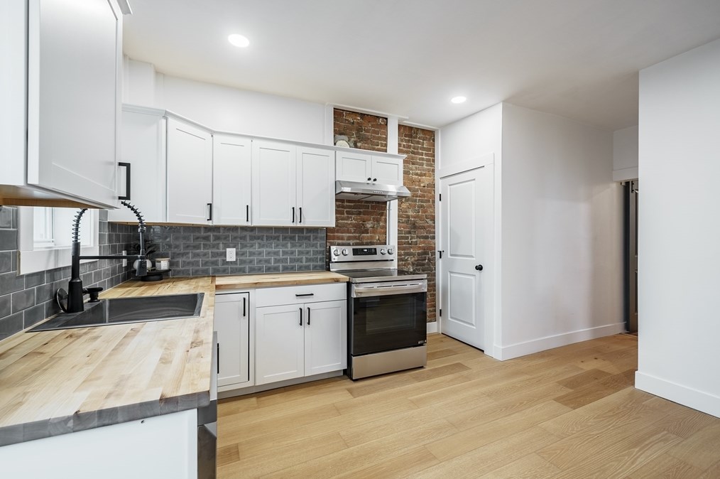 56 Taylor St, Holyoke MA  01040-3321 exterior