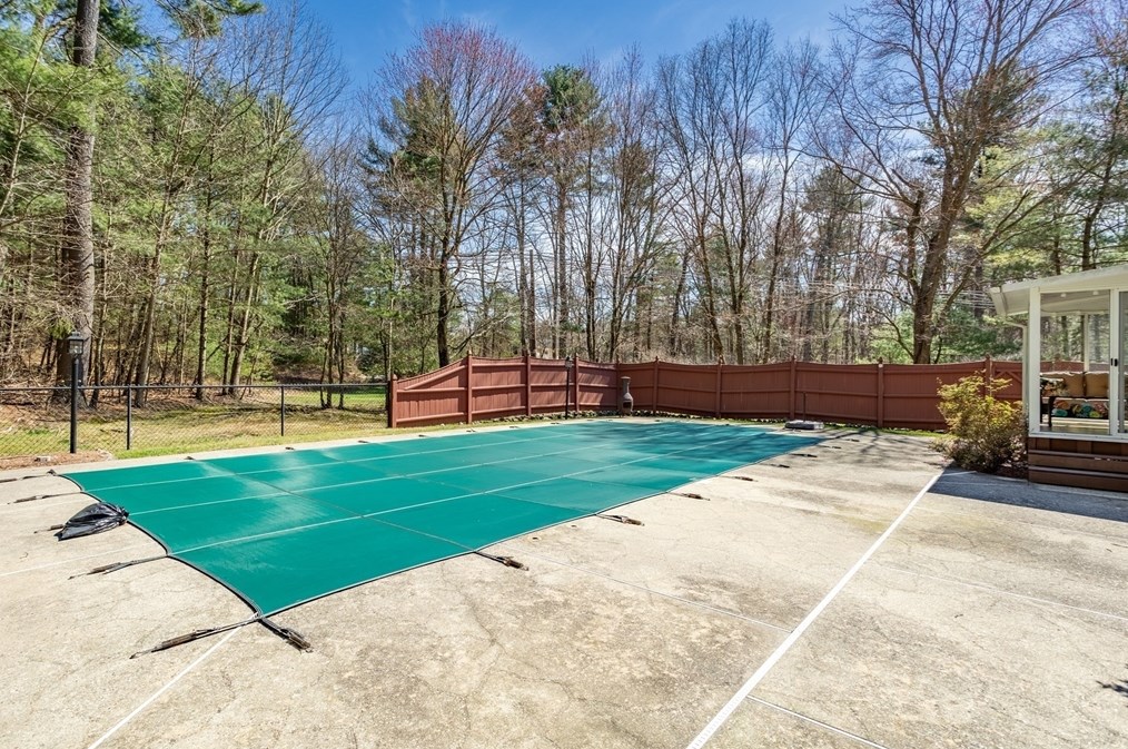 65 Dunvegan Rd, Tewksbury MA 01876 exterior