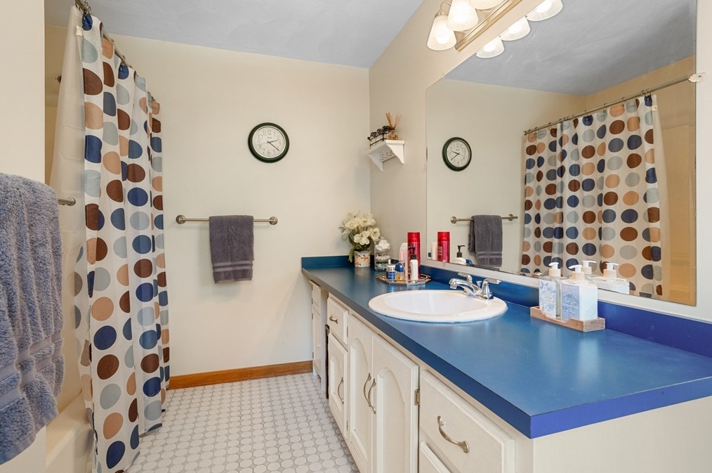 65 Dunvegan Rd, Tewksbury MA 01876 exterior