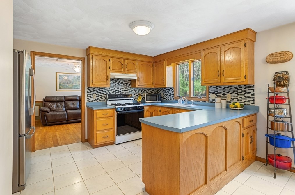 65 Dunvegan Rd, Tewksbury MA 01876 exterior