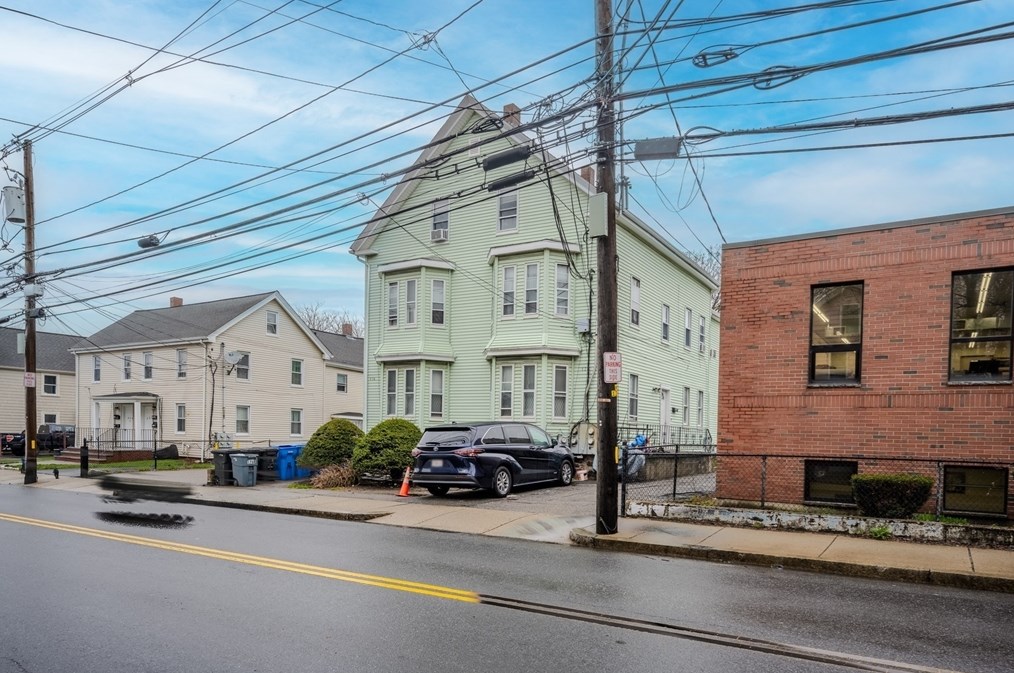 176 Newton St, Waltham MA  02453-8652 exterior