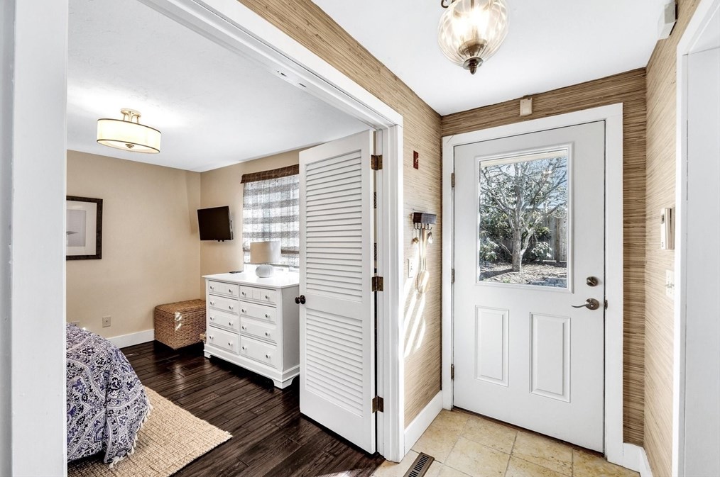 6 Mashie Cir, Mashpee MA exterior