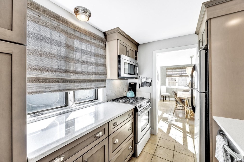 6 Mashie Cir, Mashpee MA exterior