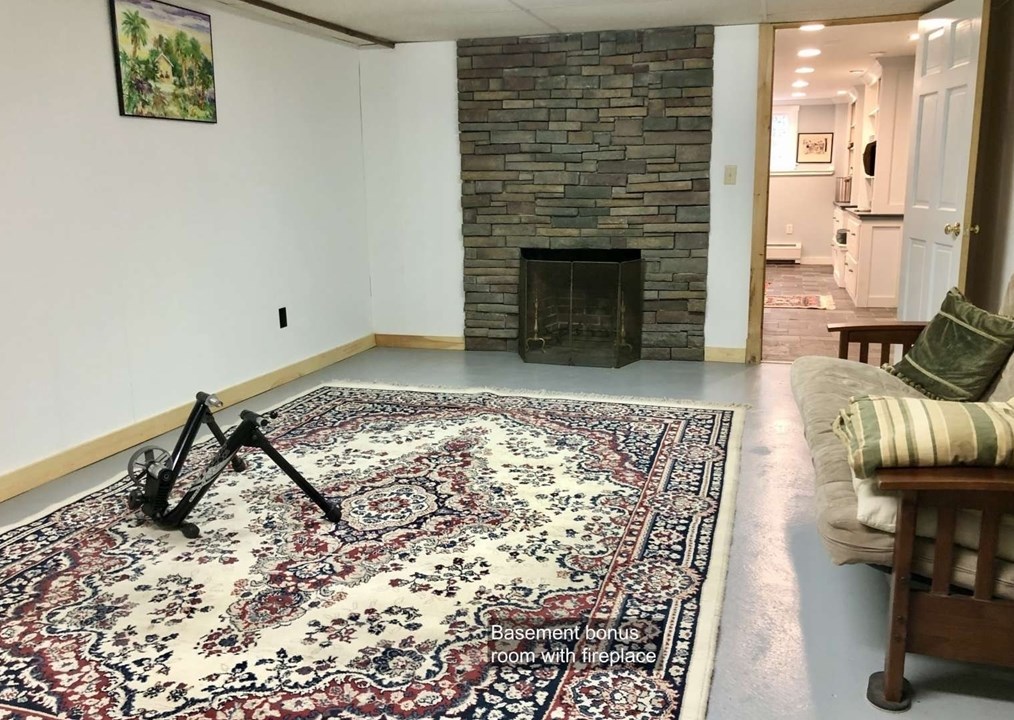 55 Cherry Ln, Amherst MA 01002-1520 exterior