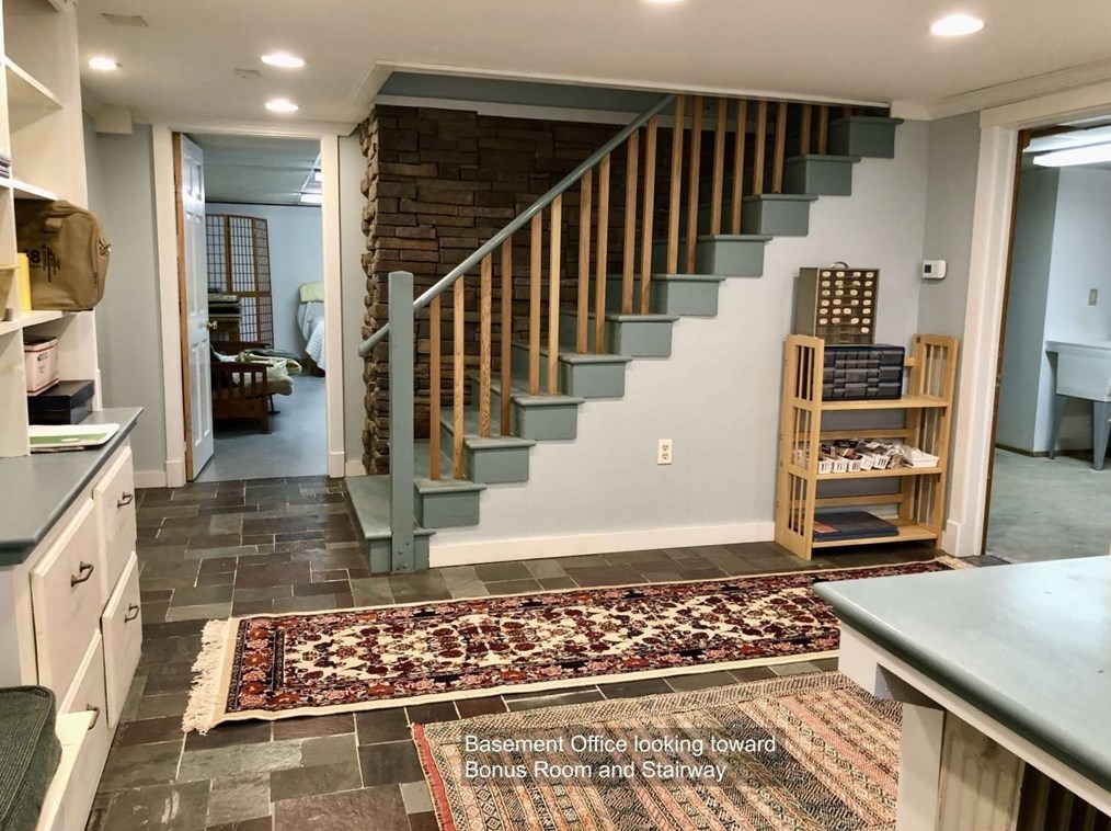 55 Cherry Ln, Amherst MA 01002-1520 exterior