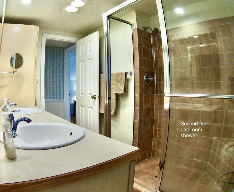 55 Cherry Ln, Amherst MA 01002-1520 exterior