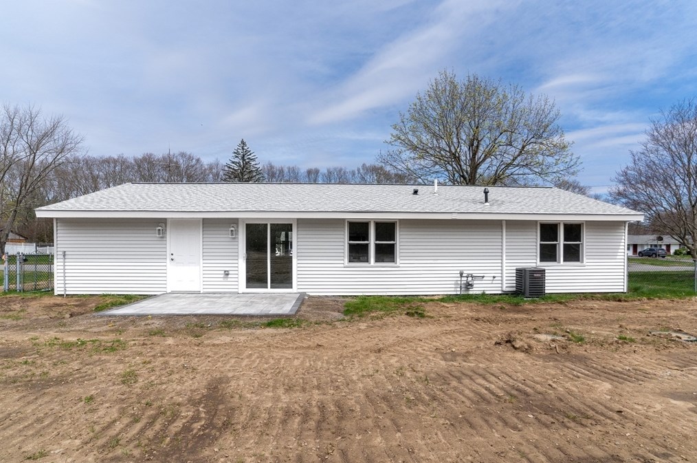 176 Powderhorn Dr, Taunton MA  02780-1233 exterior