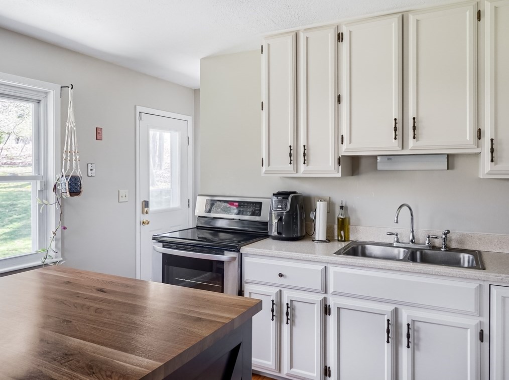 38 Central Tpke, Sutton MA 01590-2323 exterior