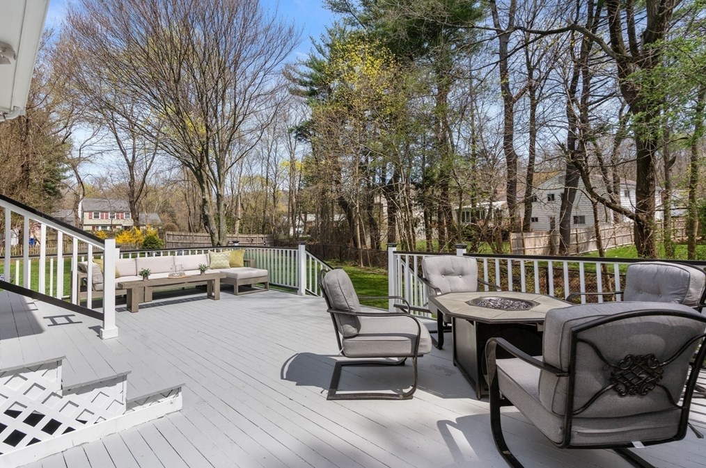 90 Olde Fld Rd, Newton MA 02459-2722 exterior