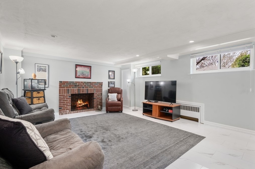 90 Olde Fld Rd, Newton MA 02459-2722 exterior