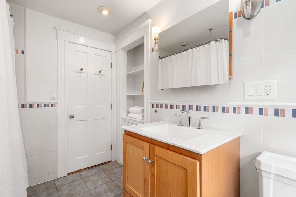 90 Olde Fld Rd, Newton MA 02459-2722 exterior