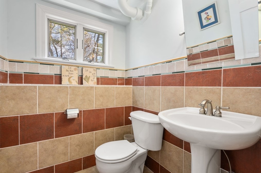 90 Olde Fld Rd, Newton MA 02459-2722 exterior