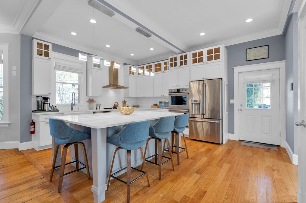 102 Anawan Ave, Boston MA  02132-2001 exterior