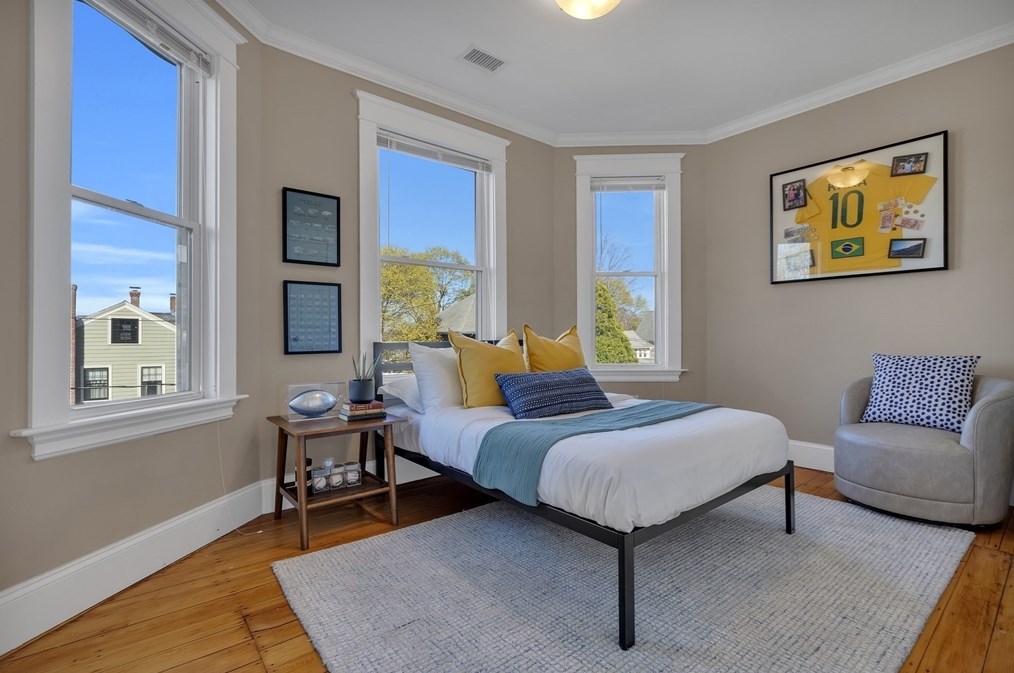 102 Anawan Ave, Boston MA  02132-2001 exterior