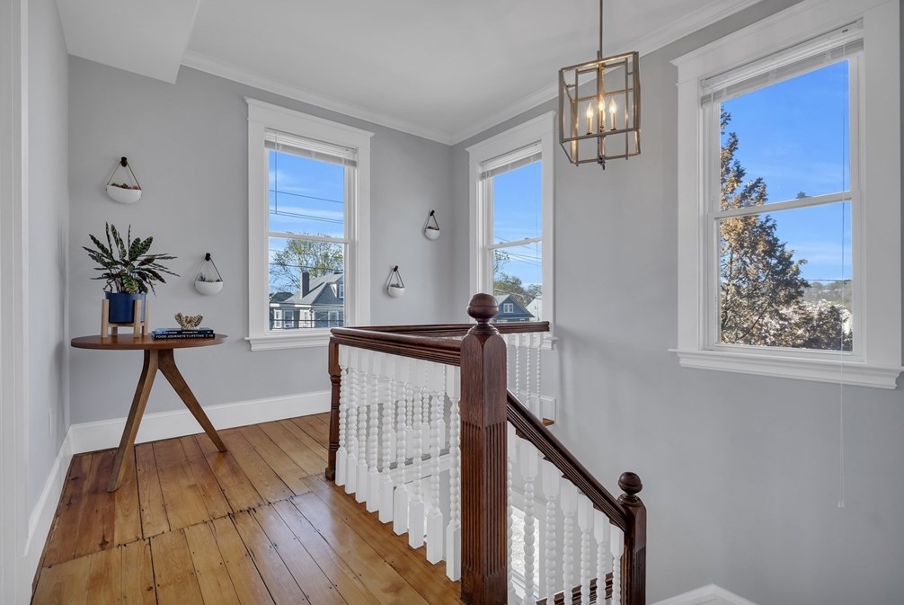 102 Anawan Ave, Boston MA  02132-2001 exterior