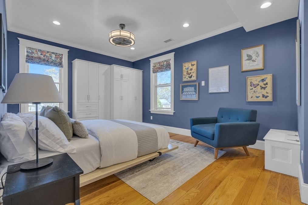 102 Anawan Ave, Boston MA  02132-2001 exterior