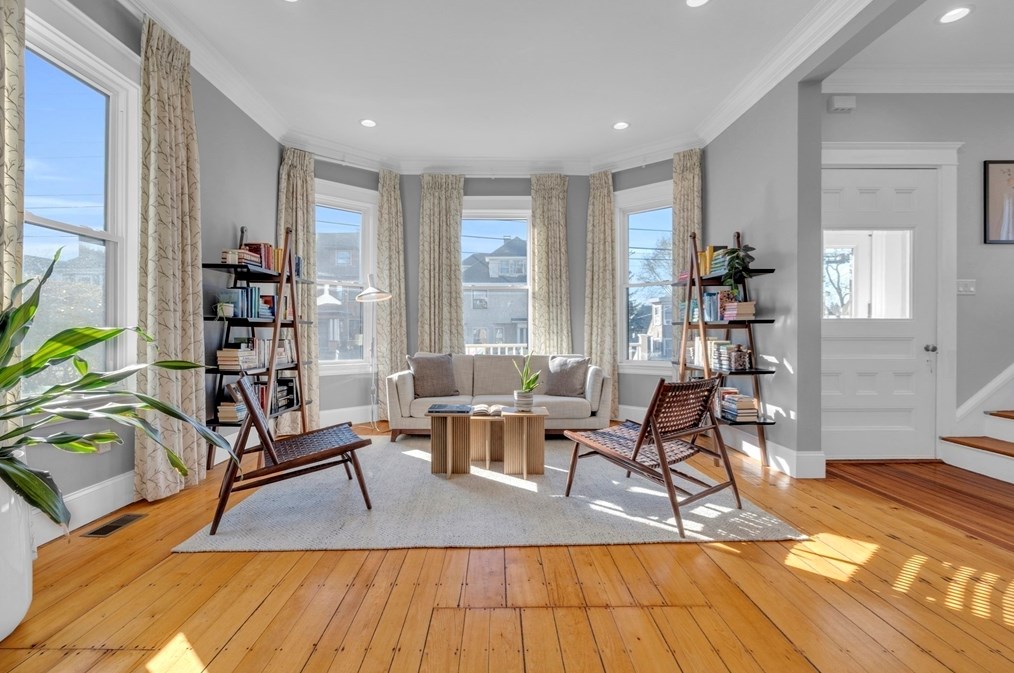 102 Anawan Ave, Boston MA  02132-2001 exterior