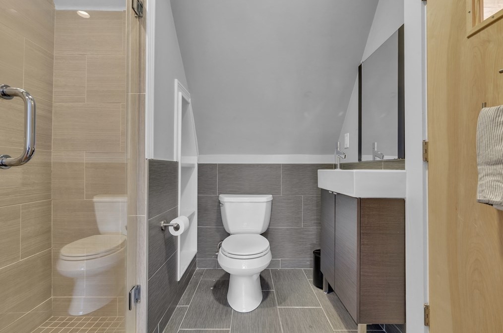 102 Anawan Ave, Boston MA  02132-2001 exterior