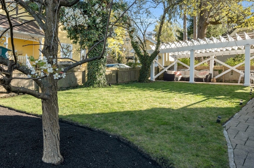 102 Anawan Ave, Boston MA  02132-2001 exterior