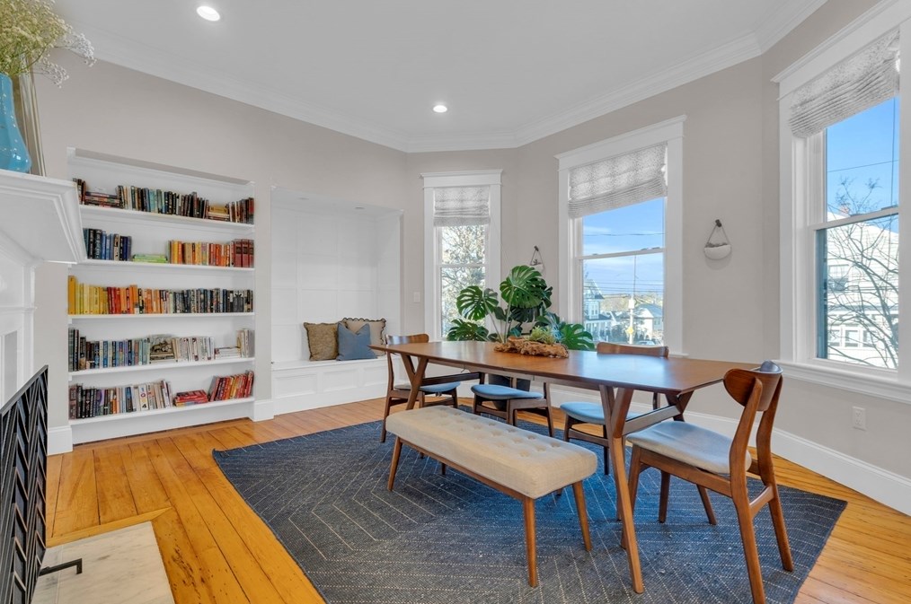 102 Anawan Ave, Boston MA  02132-2001 exterior