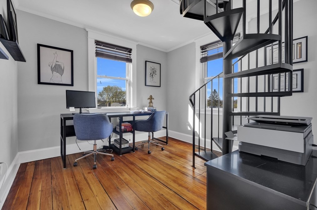 102 Anawan Ave, Boston MA  02132-2001 exterior