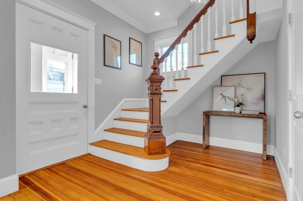 102 Anawan Ave, Boston MA  02132-2001 exterior