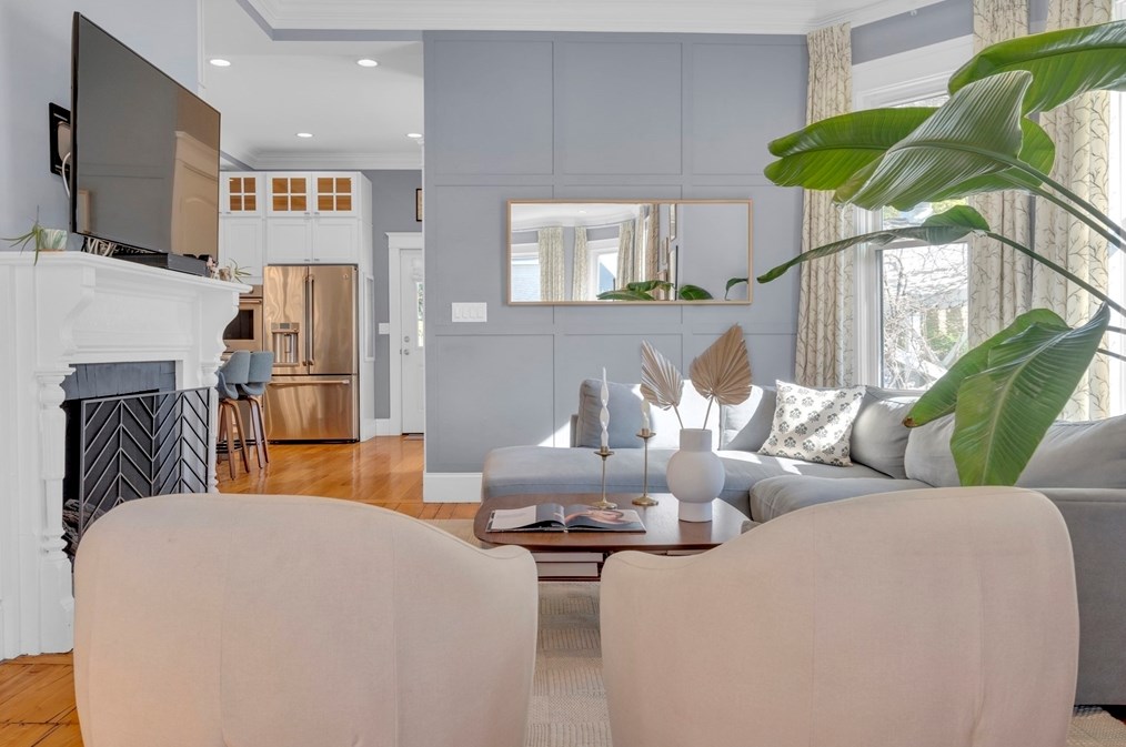 102 Anawan Ave, Boston MA  02132-2001 exterior