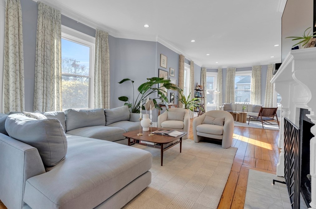 102 Anawan Ave, Boston MA  02132-2001 exterior