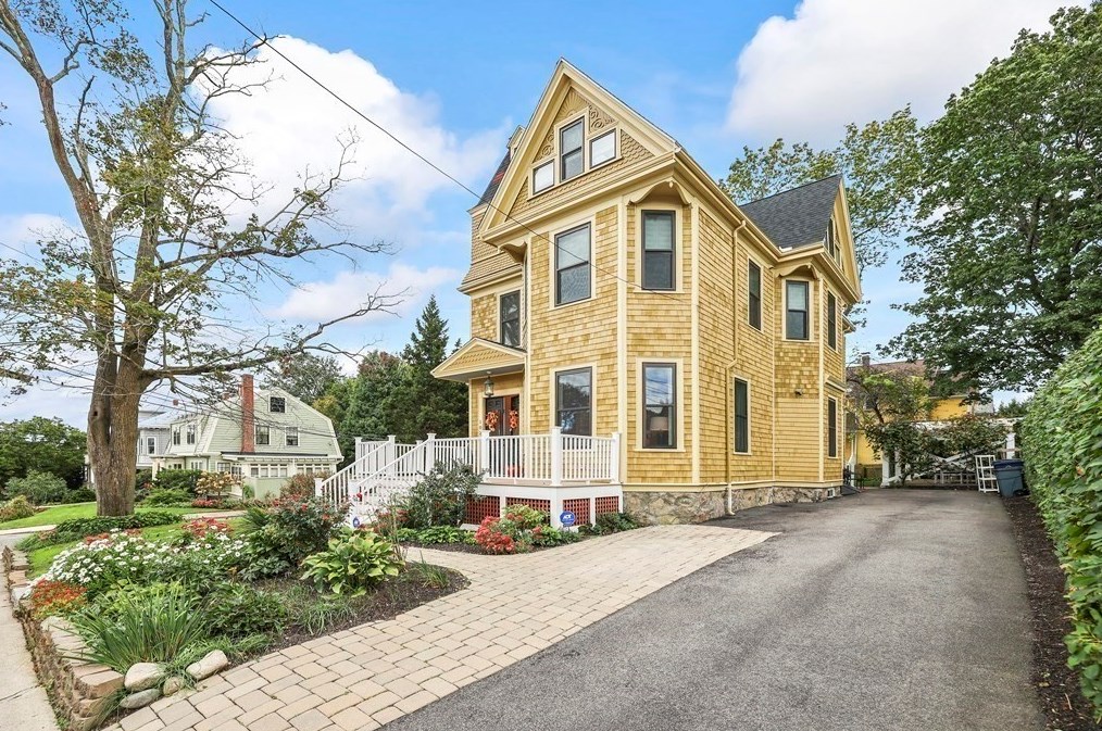 102 Anawan Ave, Boston MA  02132-2001 exterior