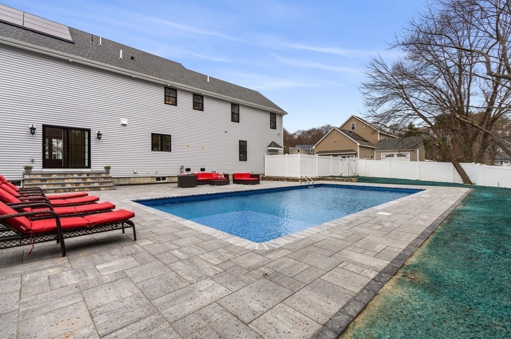 47 Cresthaven Dr, Burlington MA 01803-2109 exterior