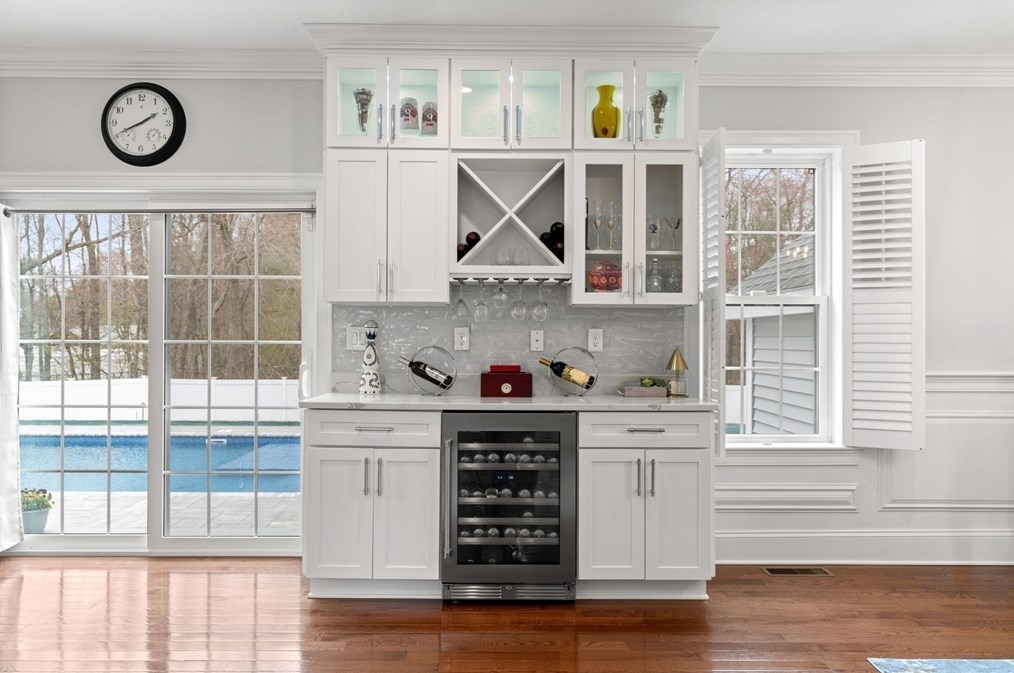 47 Cresthaven Dr, Burlington MA 01803-2109 exterior