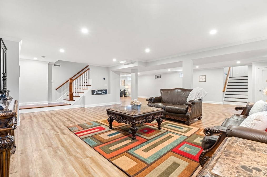 47 Cresthaven Dr, Burlington MA 01803-2109 exterior