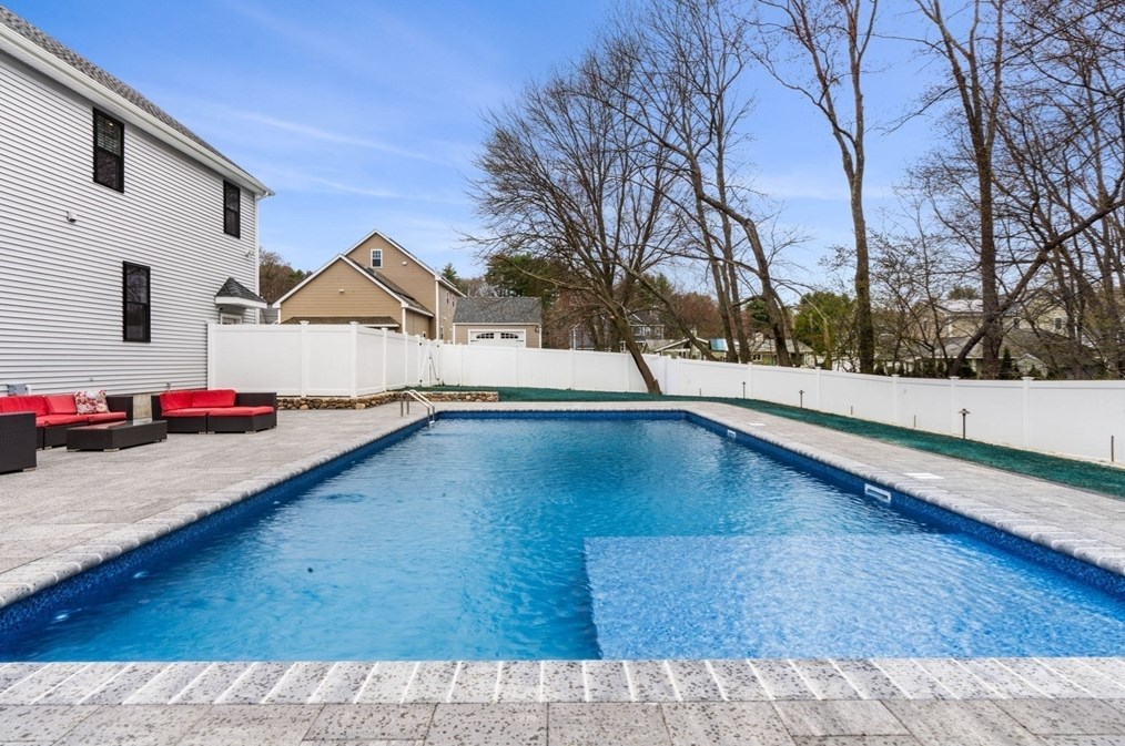 47 Cresthaven Dr, Burlington MA 01803-2109 exterior