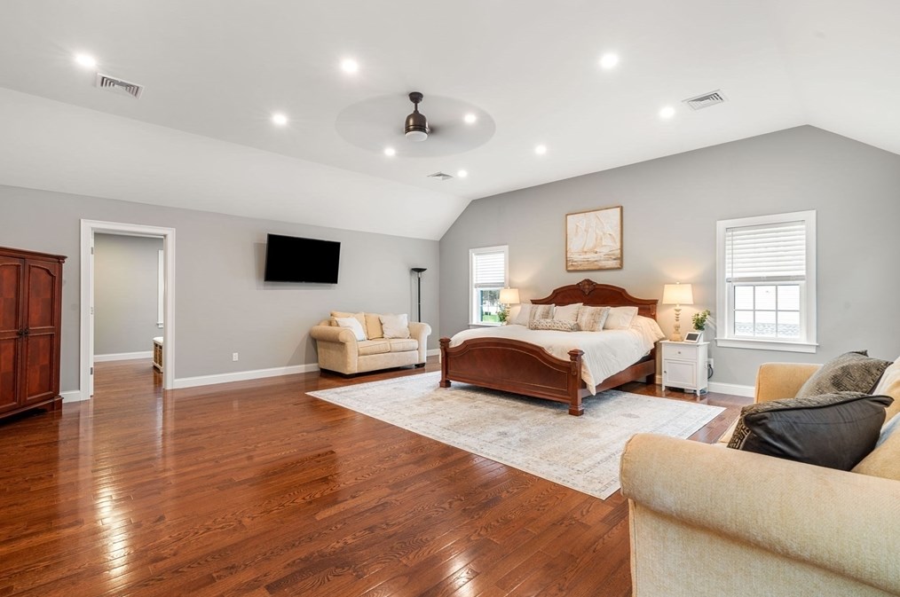 47 Cresthaven Dr, Burlington MA 01803-2109 exterior