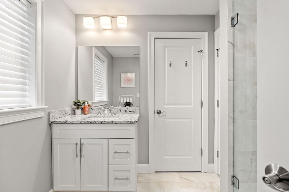 47 Cresthaven Dr, Burlington MA 01803-2109 exterior