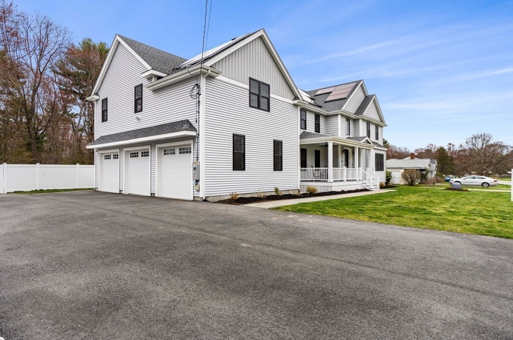 47 Cresthaven Dr, Burlington MA 01803-2109 exterior