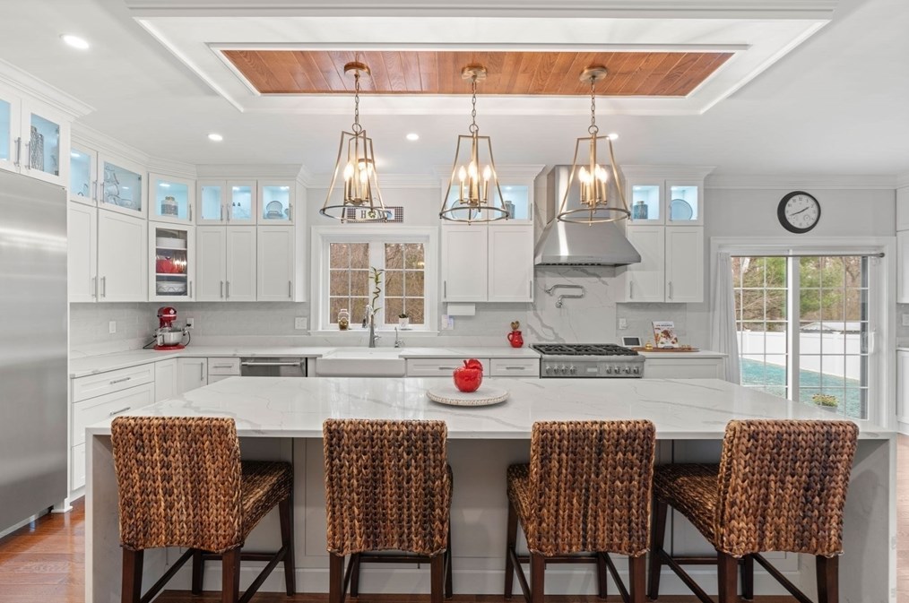 47 Cresthaven Dr, Burlington MA 01803-2109 exterior