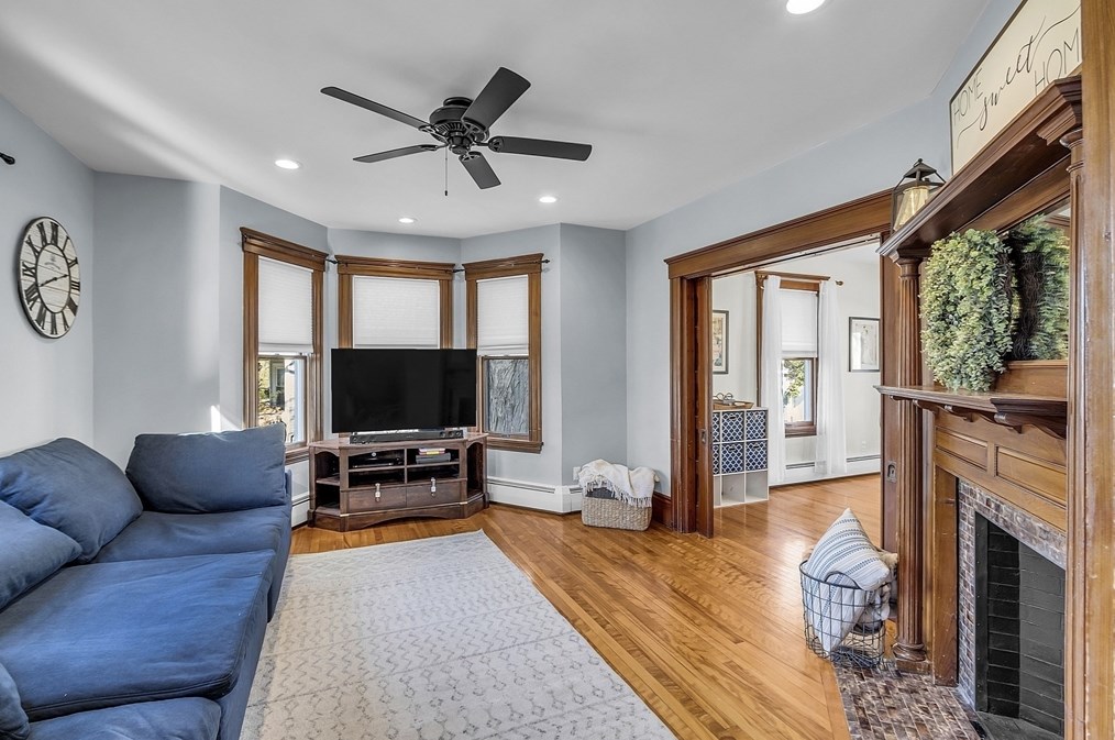 8 Vassar St, Leominster MA 01453 exterior