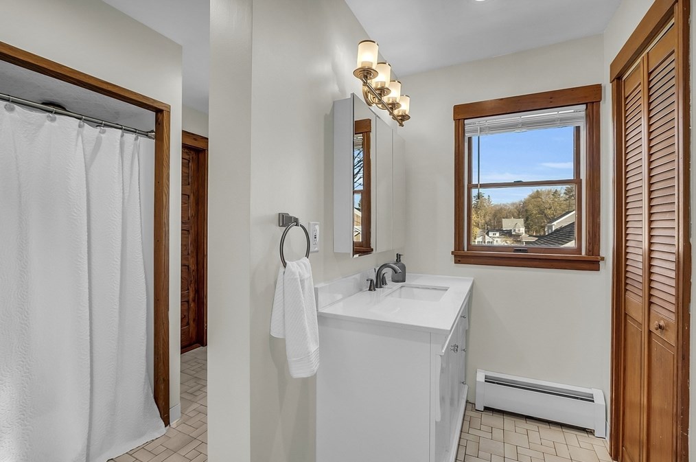 8 Vassar St, Leominster MA 01453 exterior