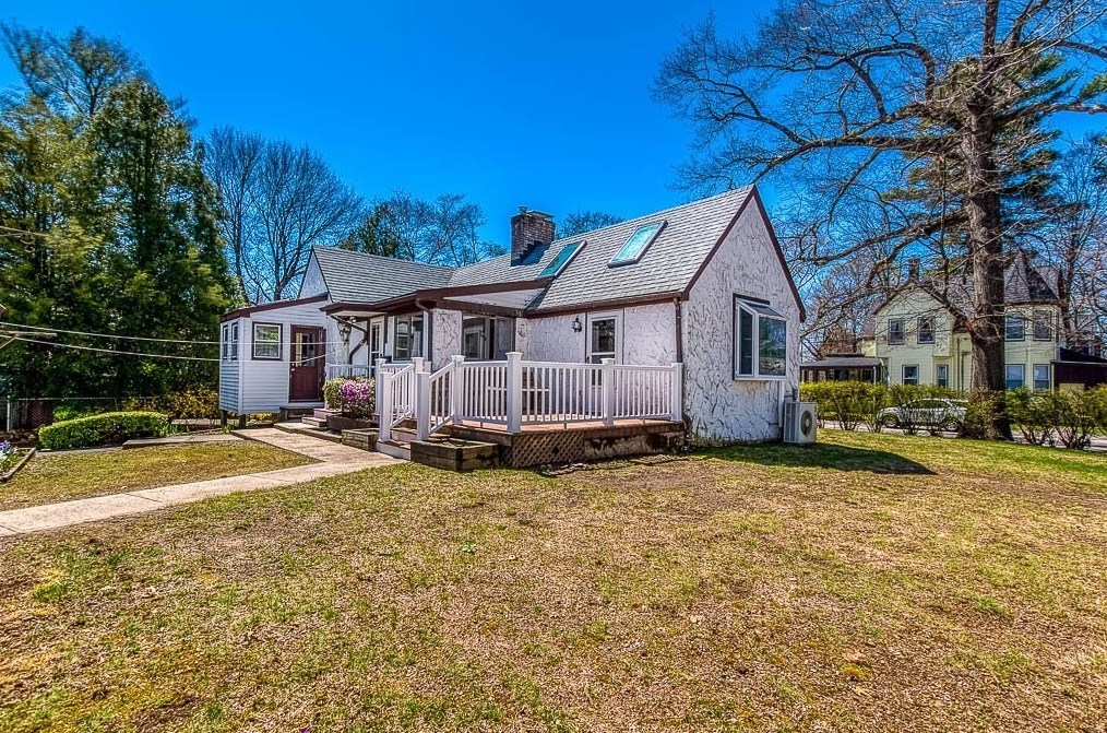 32 Elmwood Ave, Dedham MA 02026-5030 exterior