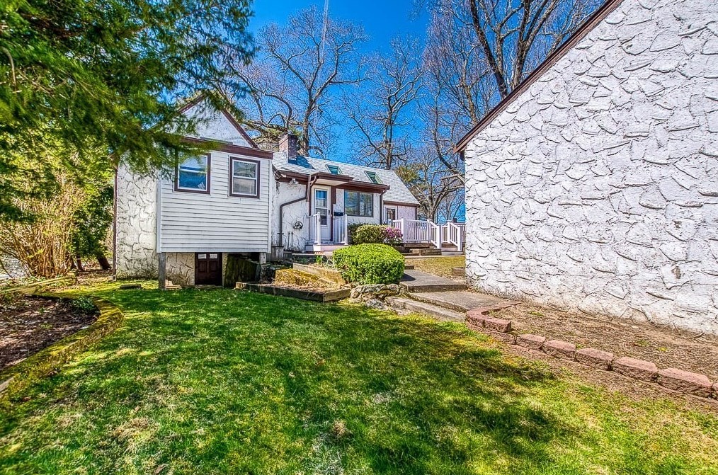 32 Elmwood Ave, Dedham MA 02026-5030 exterior