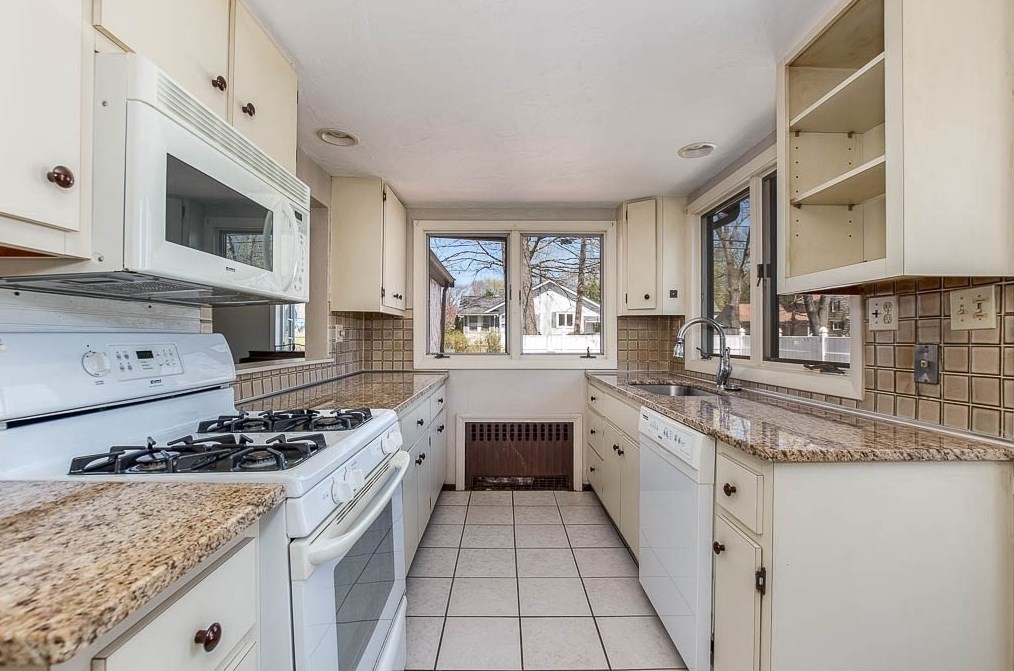 32 Elmwood Ave, Dedham MA 02026-5030 exterior