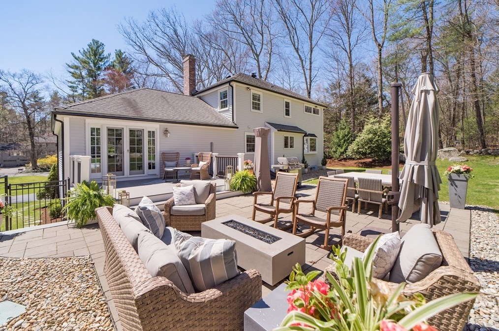 19 Noon Hill Ave, Norfolk MA  02056-1136 exterior