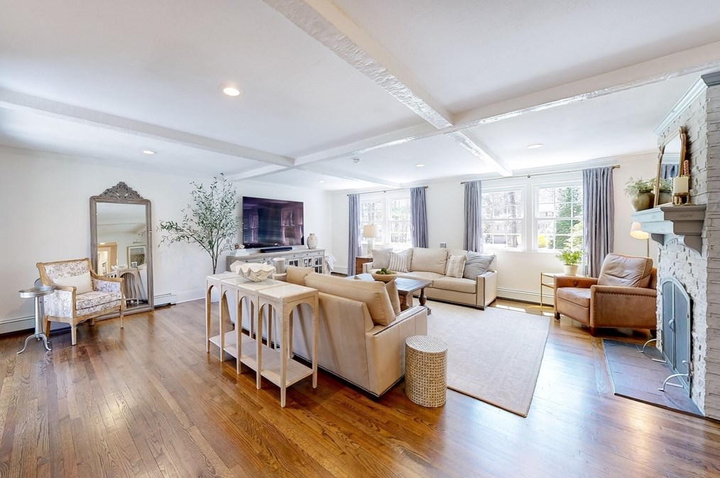 19 Noon Hill Ave, Norfolk MA  02056-1136 exterior