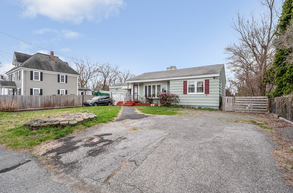 56 Stone St, Dracut MA 01826-3831 exterior