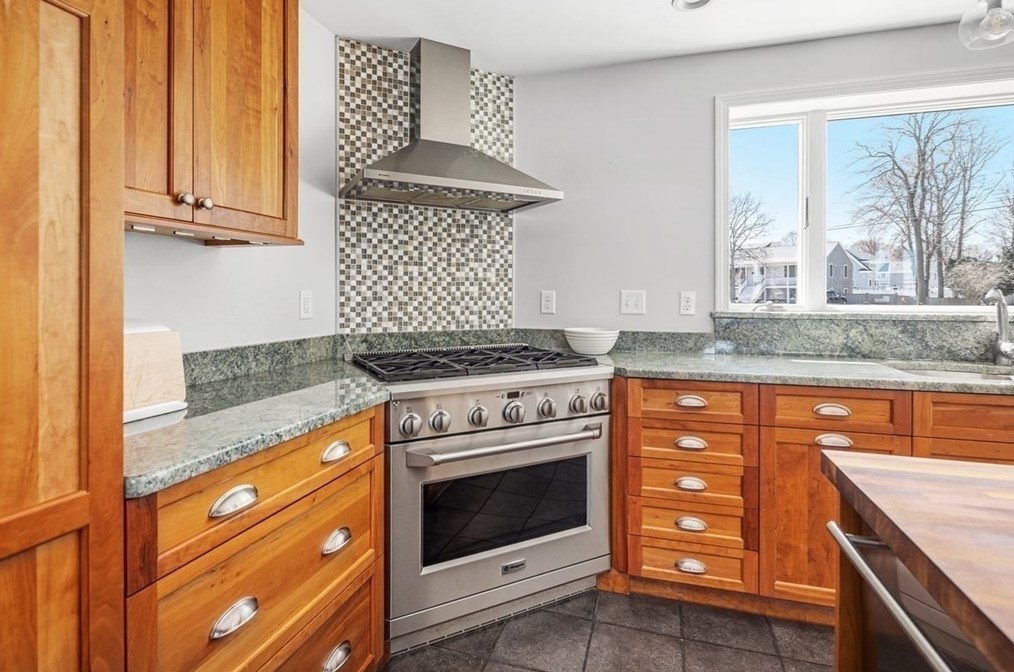 20 Ocean Vw Dr, Hingham MA 02043-1224 exterior