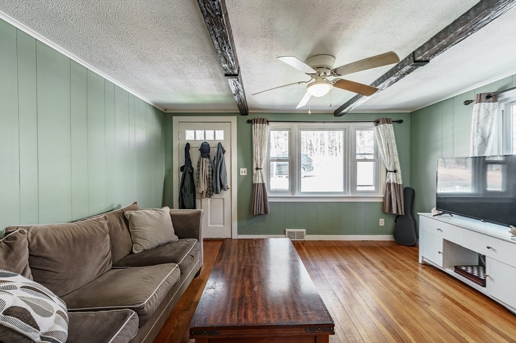 287 Hadley St, South Hadley MA  01075-1032 exterior