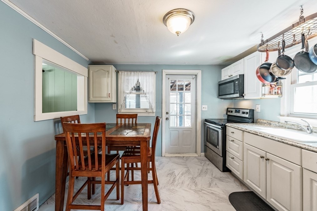 287 Hadley St, South Hadley MA  01075-1032 exterior