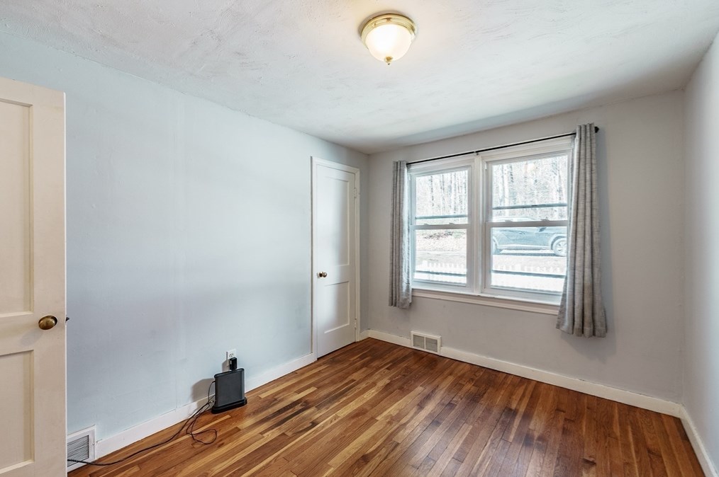 287 Hadley St, South Hadley MA  01075-1032 exterior