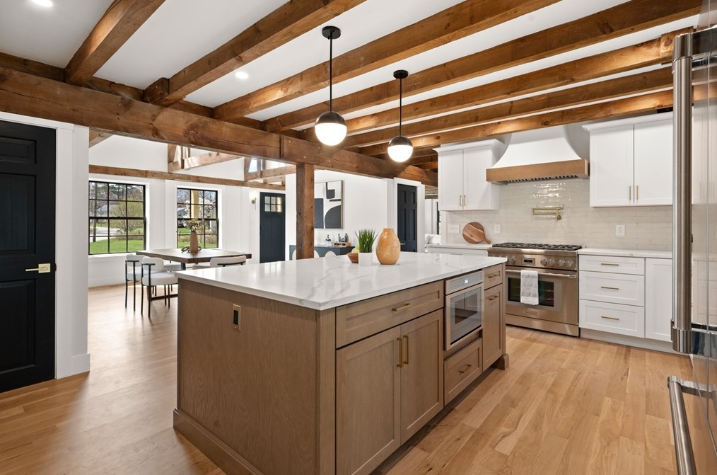 24 Hickory Ln, Hamilton MA  01982-2528 exterior